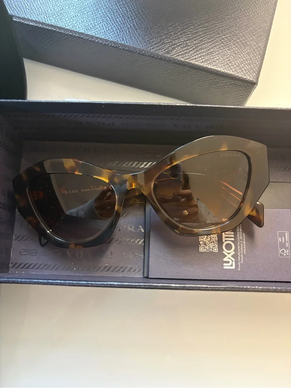 Authentic Prada Tortoiseshell Cat-Eye Sunglasses - Brown/Amber